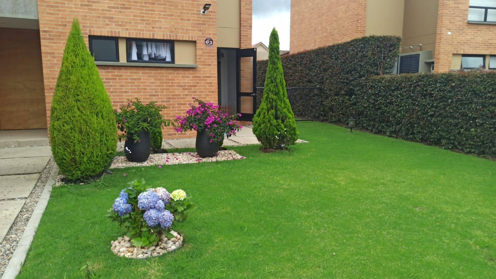 Mismo conjunto con lindero de eugenias